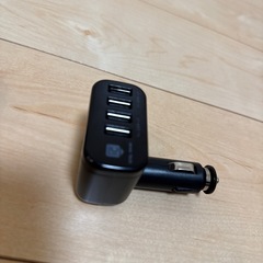 カーチャージャーとワイヤレス充電器のセットの画像