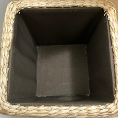 値下げします　ナチュラル素材の腰掛け椅子　収納付きの画像