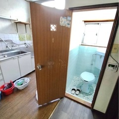 トイレが狭過ぎドアを少し外側に出したい