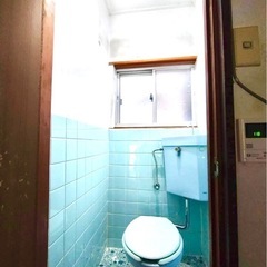 トイレが狭過ぎドアを少し外側に出したい - 大阪市