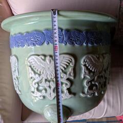 【明治時代の骨董品】【JR米子駅近く】尾張焼/瀬戸焼_祖洞園池勝製/青磁鳳凰陽刻文輪花外縁三足植木鉢/特大サイズΦ46×38cm/盆栽鉢/植木鉢/蘭鉢/盆栽道具/園芸  希少の画像