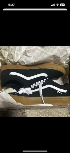 VANSのOld Skool、ブラックとガムソールのコンビネーション。