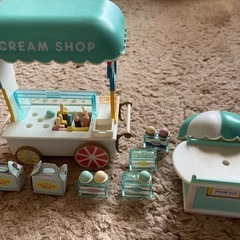 シルバニア　赤い屋根の大きなお家と小物、お人形の画像