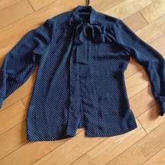 リボン付きブラウス