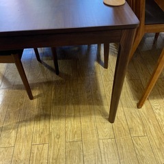 3/9🌸値下げしました⭐️美品⭐️家具の大丸4点ダイニングセット モダンデザイン 木目調ブラウンカラー KE No.1866の画像