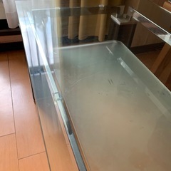 ガラスローテーブルの画像