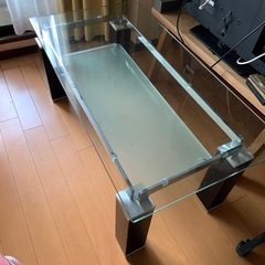 ガラスローテーブルの画像