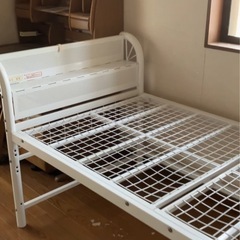 白いパイプベッド　高さが変えられます