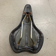 217-4電動アシスト自転車サドルの画像