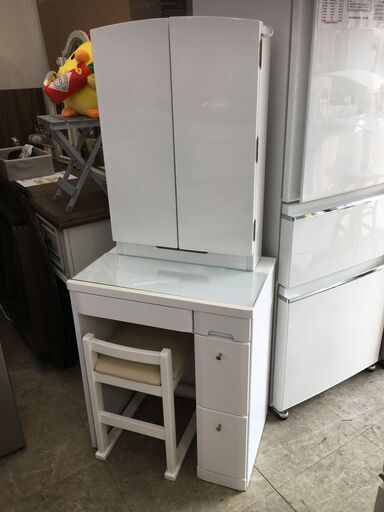 ドレッサー　後付けLEDライト付き。1ヶ所ふくらみあり。