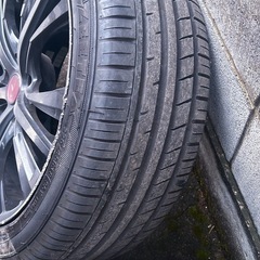 2つのタイヤは良い状態の画像