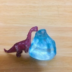 恐竜と大きなアクリルアイスストーン