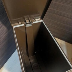 ゴミ箱　フットペダル付きの画像