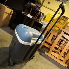 igloo 58L? クーラーボックス タイヤ付き ハンドル付きの画像