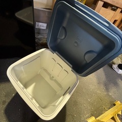 igloo 58L? クーラーボックス タイヤ付き ハンドル付きの画像