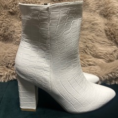 クロコダイル型押しホワイトブーツの画像