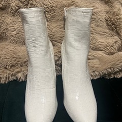 クロコダイル型押しホワイトブーツの画像