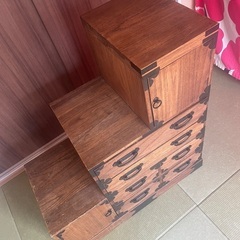 レトロモダンな階段箪笥の画像