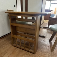 机、椅子の画像