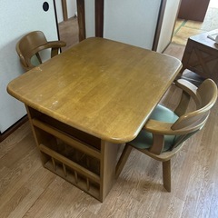 机、椅子の画像