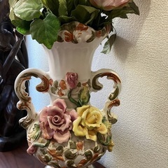 イタリア🇮🇹の陶器のバラ🌹の花瓶の画像