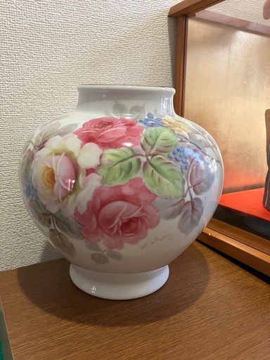 ２５センチ　陶器　バラ?の花瓶