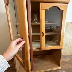 ガラス扉食器棚『電子レンジ、炊飯器置けます』の画像