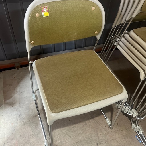 オカムラ　スタッキングチェア