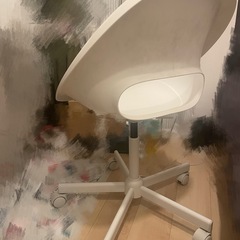 IKEA白い椅子の画像