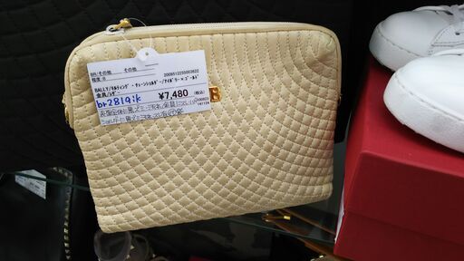 BALLY　キルティングチェーンショルダー　アイボリー×ゴールド　金具×レザー　IKZ-387
