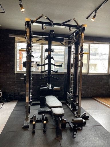 ジム　トレーニングマシーン