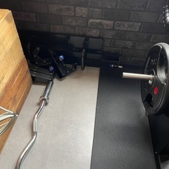 ジム　トレーニングマシーンの画像