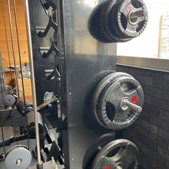 ジム　トレーニングマシーンの画像