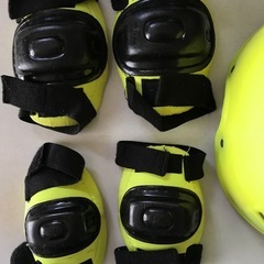 子供用スケボー ヘルメット&プロテクター黄色の画像