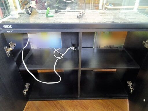 現状品【熱帯魚水槽】飼育 鑑賞魚 ペット アクアリウム■ ガラス水槽 水草 扉収納土台付き ライト付き