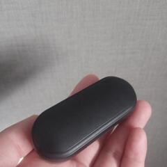 ワイヤレスイヤホン 黒 充電器付きの画像