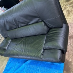 黒色ソファ　脚付の画像