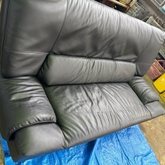 黒色ソファ　脚付の画像
