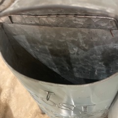 海外製アンティーク風ブリキポストの画像