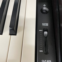 2020年製 中古美品！YAMAHA CLP-675R木製鍵盤電子ピアノ　専用椅子(高低調整可能） の画像