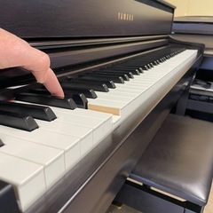 2020年製 中古美品！YAMAHA CLP-675R木製鍵盤電子ピアノ　専用椅子(高低調整可能） の画像