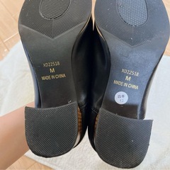 黒 パンプスの画像