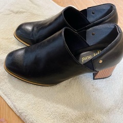 黒 パンプス