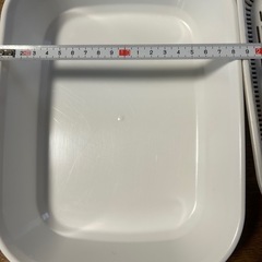 キッチン用のプラスチックカゴとトレーの画像