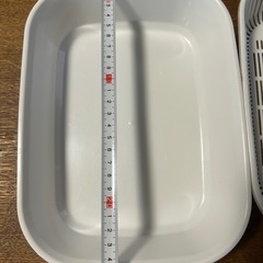 キッチン用のプラスチックカゴとトレーの画像
