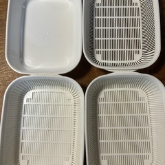 キッチン用のプラスチックカゴとトレー