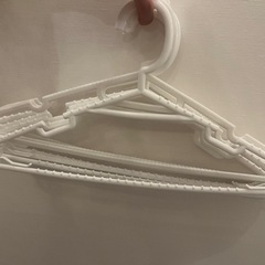 (今月破棄予定)白いプラスチック製のハンガーの画像
