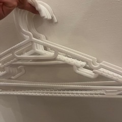 (今月破棄予定)白いプラスチック製のハンガーの画像