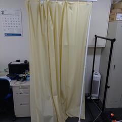 突っ張り棒付きカーテンの画像
