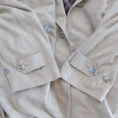 婦人スエード風コート　ベージュ　ダブルボタン　M サイズ未使用に近いインナーチャックで取り外し可　の画像